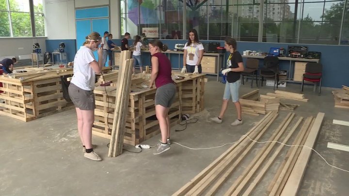 20 foreign students learn how to process the wood at university from Moldova