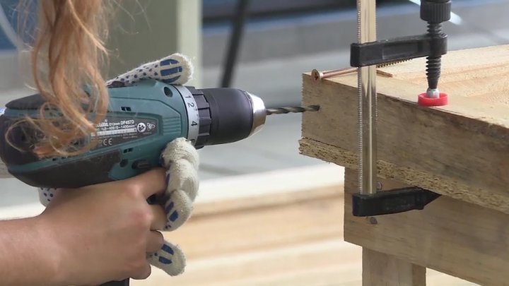 20 foreign students learn how to process the wood at university from Moldova