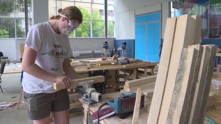 20 foreign students learn how to process the wood at university from Moldova