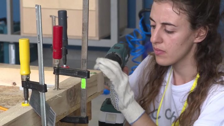 20 foreign students learn how to process the wood at university from Moldova