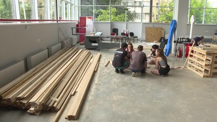 20 foreign students learn how to process the wood at university from Moldova