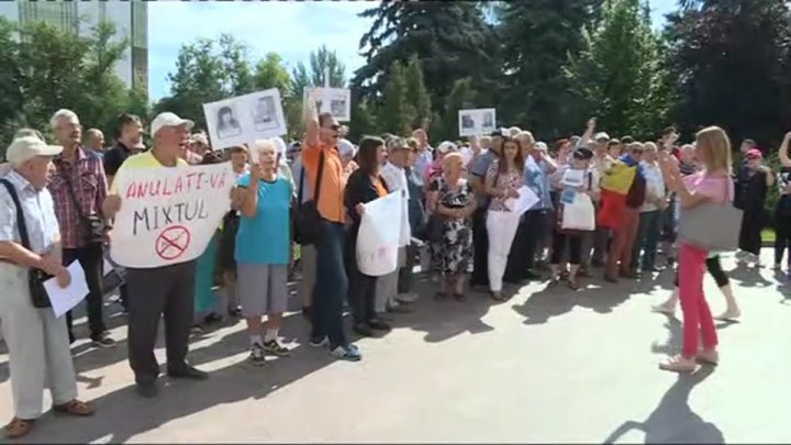 New protest in front of Parliament. Mihai Ghimpu greeted by booing 