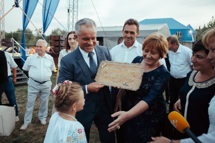 Cristesti and Valea-Trestieni villages from Nisporeni district celebrated Village's Day. What presents did Vlad Plahotniuc bring