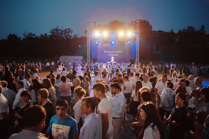 Cristesti and Valea-Trestieni villages from Nisporeni district celebrated Village's Day. What presents did Vlad Plahotniuc bring