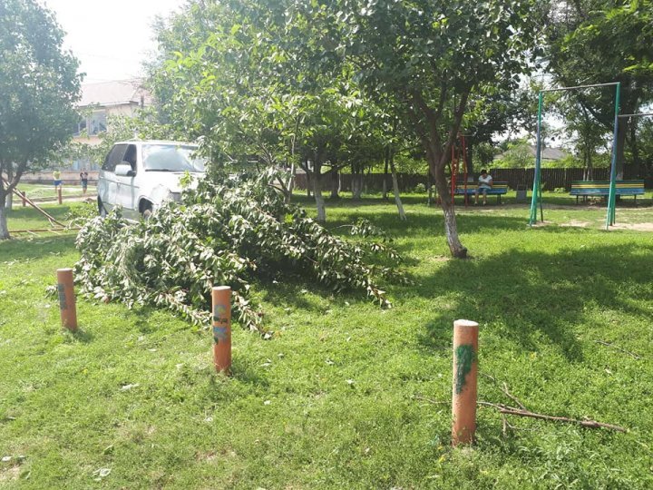 Man from Ungheni crashed into playground (PHOTO)