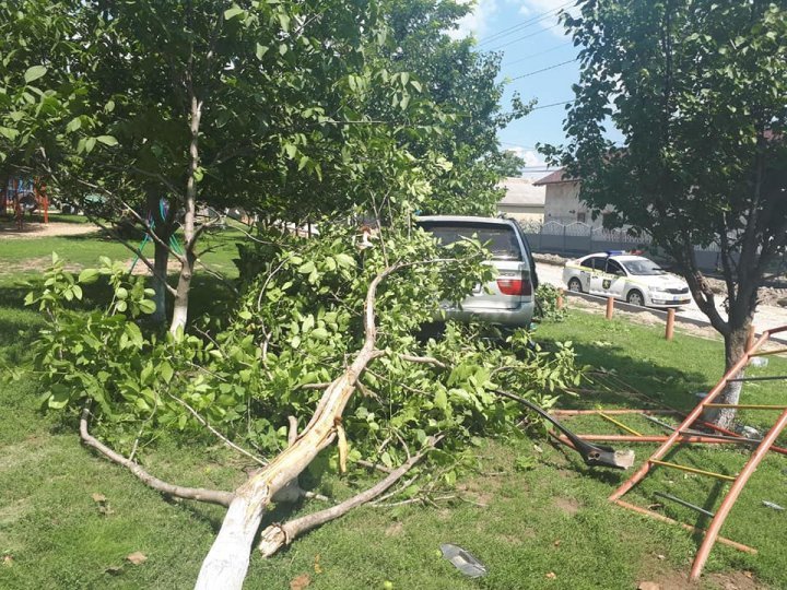 Man from Ungheni crashed into playground (PHOTO)