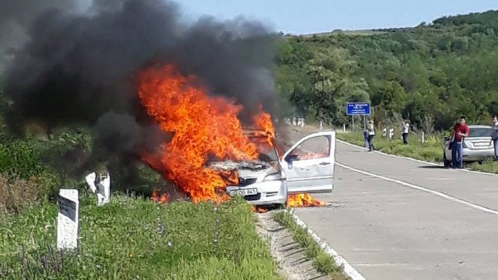 Car caught fire near Radeni village, Straseni district (VIDEO)