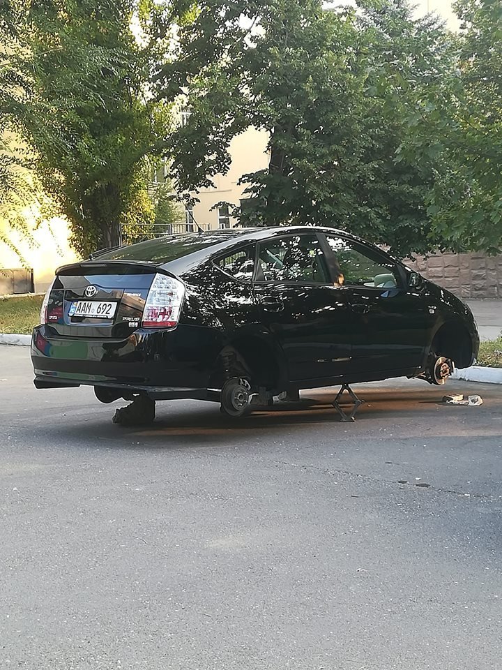 Morning with bad luck for a driver. He parked his car in the courtyard of the house... and was left without WHEELS (PHOTO)