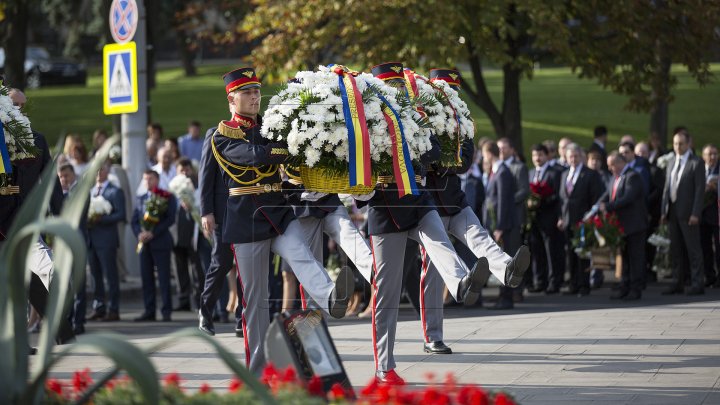 27 years of Independence. First people in state laid flowers at Mourned Mother Monument