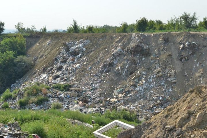 Bac river bank transformed in trash bin. Chisinau City Hall asked Prosecutor's Office and Ecologic Agency to solve the issue