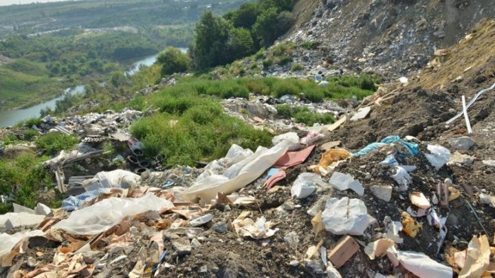 Bac river bank transformed in trash bin. Chisinau City Hall asked Prosecutor's Office and Ecologic Agency to solve the issue