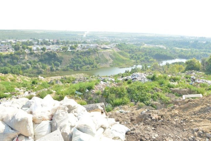 Bac river bank transformed in trash bin. Chisinau City Hall asked Prosecutor's Office and Ecologic Agency to solve the issue