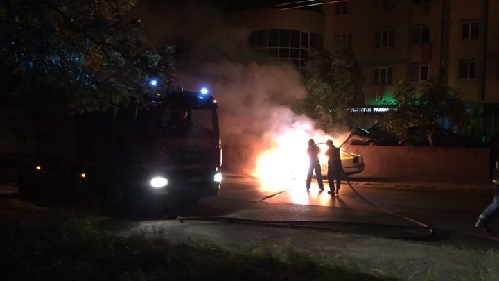 A taxi caught fire on Sarmizegetusa street (PHOTO)