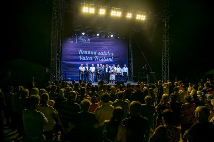 Cristesti and Valea-Trestieni villages from Nisporeni district celebrated Village's Day. What presents did Vlad Plahotniuc bring