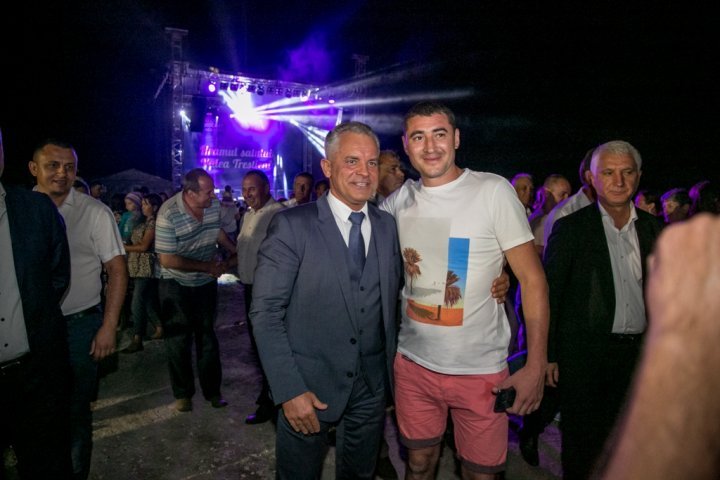 Cristesti and Valea-Trestieni villages from Nisporeni district celebrated Village's Day. What presents did Vlad Plahotniuc bring