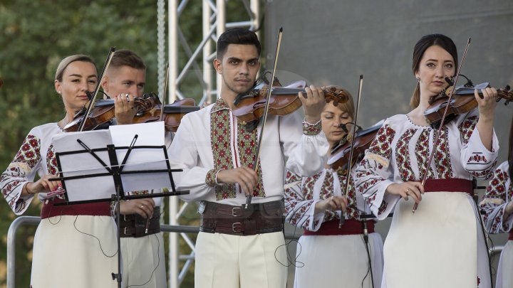 Pavel Filip in Panasesti. What present did he bring for the residents of the village