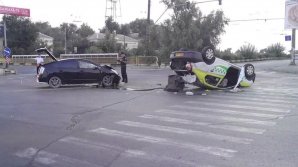 Grave accident in Telecentru sector. Taxi overturned after a car hit it