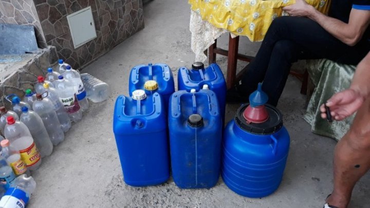 Men trying to smuggle 100 liters of alcohol ethyl and consumer goods reveled by police