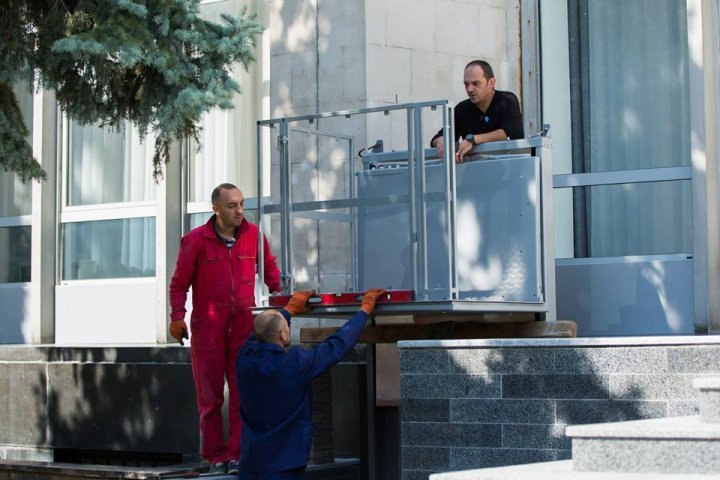 Government will be more accessible for citizens. Today, they installed ramp to facilitate the access of people (PHOTO)