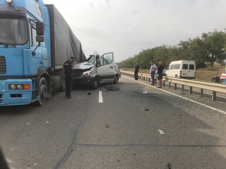 Terrible accident in Peresecina. Minibus crashed truck (PHOTO/VIDEO)