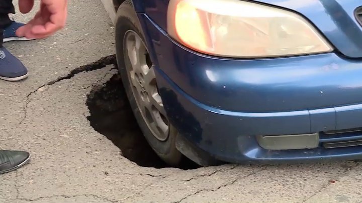 TRAP for Drivers! The giant crater in the center of capital which SWALLOWS THE CARS (PHOTO)