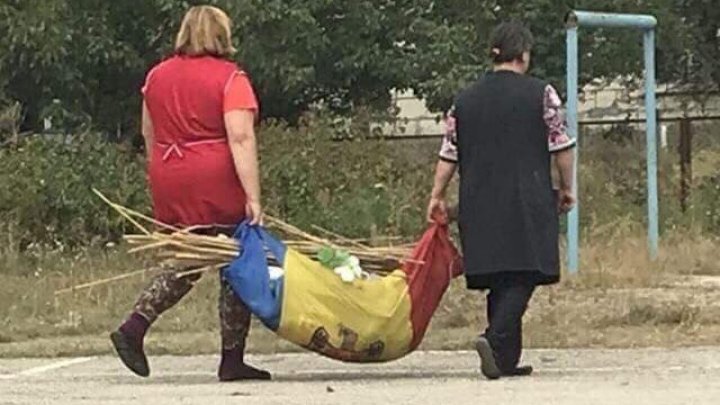 They profaned Moldovan flag. Two women, surprised carrying trash on National flag. Police opened a criminal case