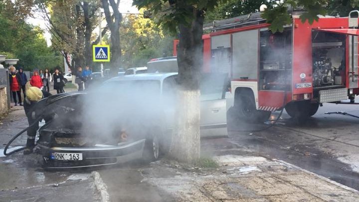 A car parked on a street from Râşcani Sector CAUGHT FIRE this morning