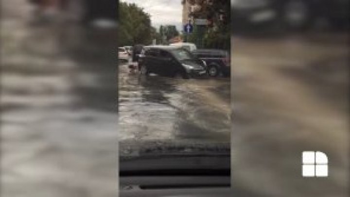 Several drivers have been locked with cars in sewers or pits after the heavy rain in Capital