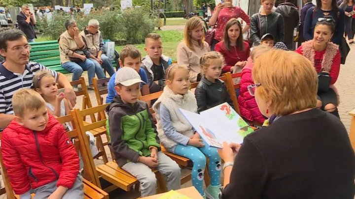 A modern library was arranged for several hours in Stefan cel Mare Public Garden