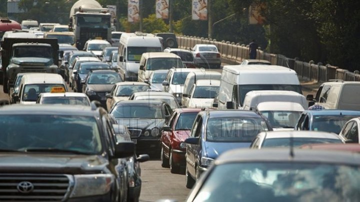 HEAVY TRAFFIC in Capital. HUGE number of cars paralyzed city traffic