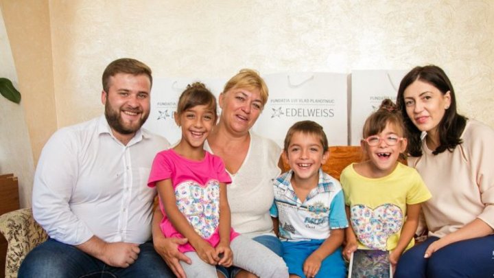 Vlad Plahotniuc gave presents for triplets of Surugiu family