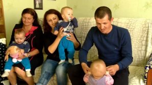 Edelweiss team visited Ursu family from Glodeni. The four quadruplets will celebrate the one year birthday soon