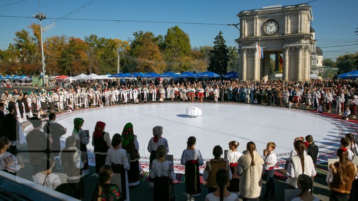 Chisinau dressed for a celebration. Music, Dances and Traditional Food for City Day