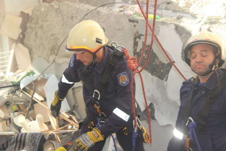 Explosion in Rascani sector. IGSU: Rescues and firemen work in risky conditions