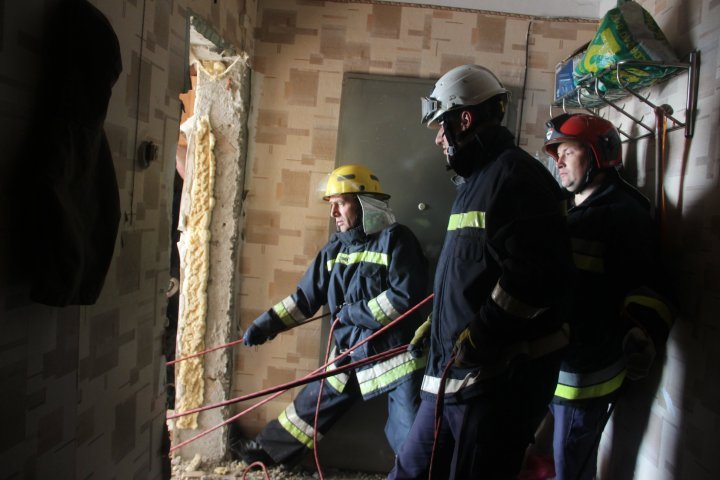 Explosion in Rascani sector. IGSU: Rescues and firemen work in risky conditions