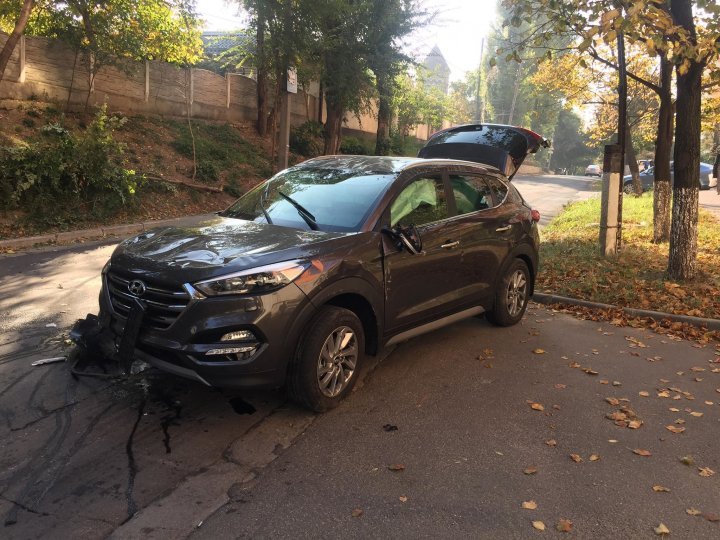 Accident on Valea Trandafirilor street. Hyundai car overturned after driver hit a tree