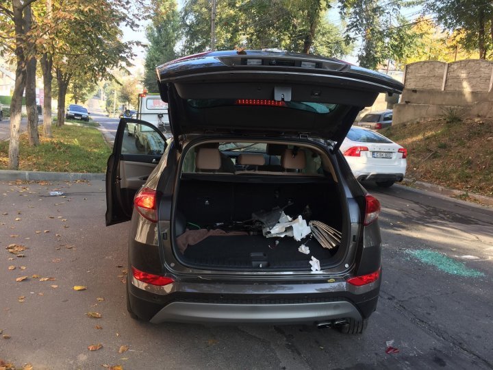 Accident on Valea Trandafirilor street. Hyundai car overturned after driver hit a tree