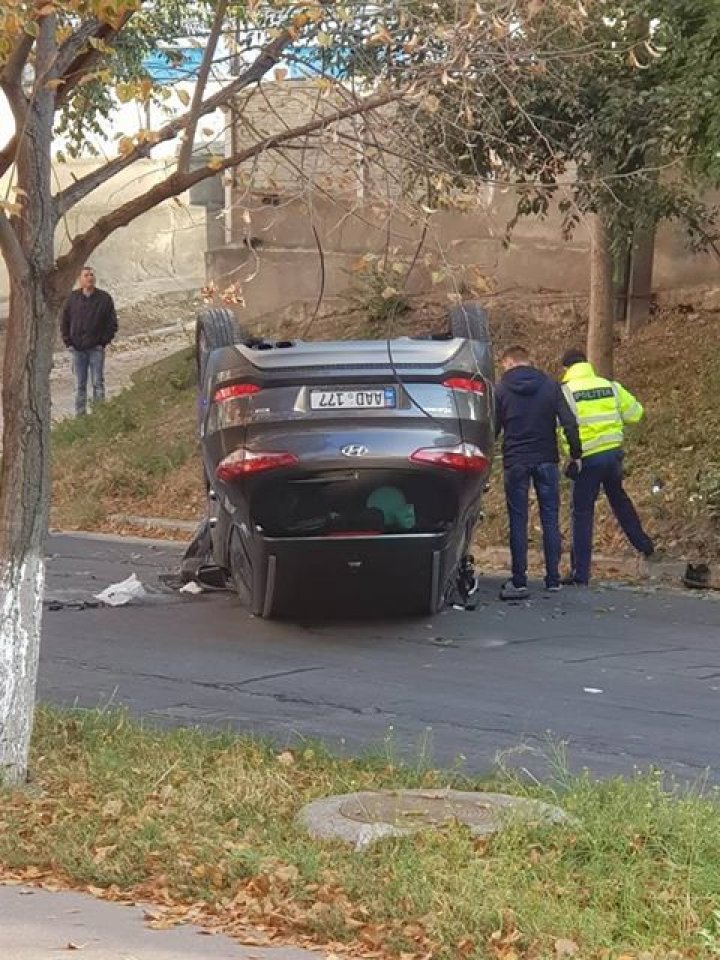 Accident on Valea Trandafirilor street. Hyundai car overturned after driver hit a tree