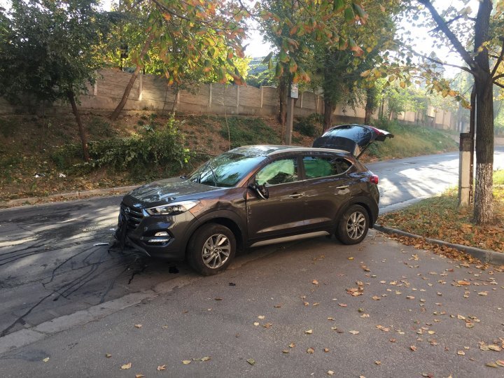 Accident on Valea Trandafirilor street. Hyundai car overturned after driver hit a tree