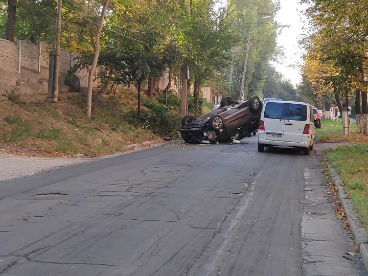 Accident on Valea Trandafirilor street. Hyundai car overturned after driver hit a tree