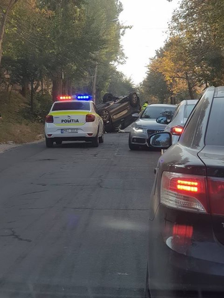 Accident on Valea Trandafirilor street. Hyundai car overturned after driver hit a tree