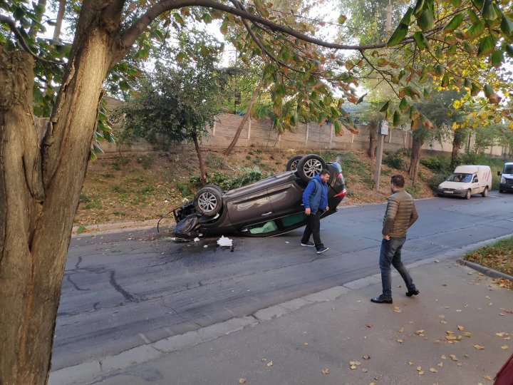 Accident on Valea Trandafirilor street. Hyundai car overturned after driver hit a tree