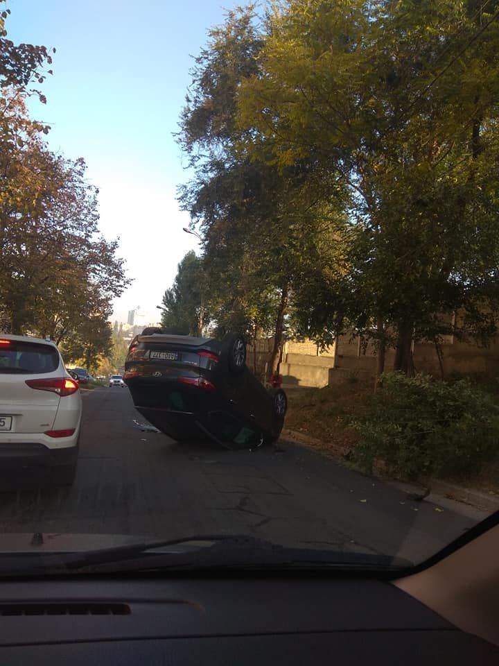 Accident on Valea Trandafirilor street. Hyundai car overturned after driver hit a tree