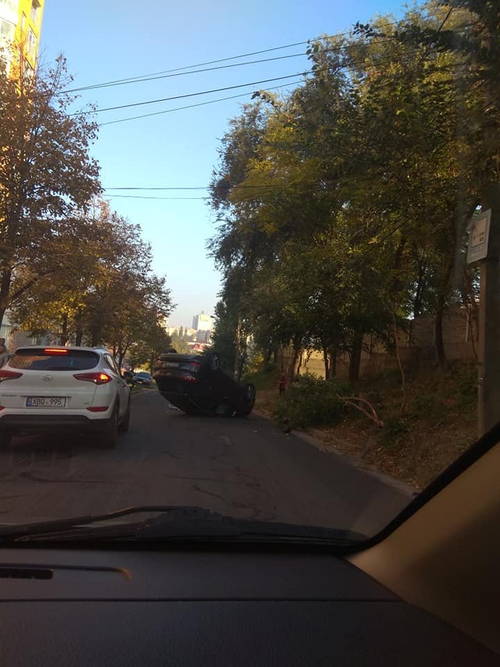 Accident on Valea Trandafirilor street. Hyundai car overturned after driver hit a tree