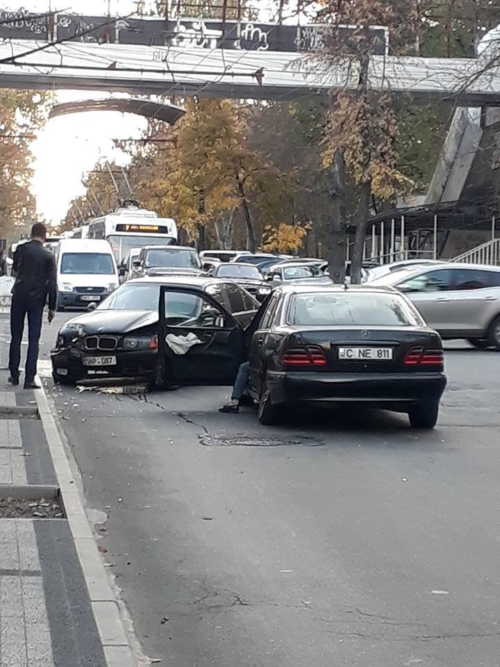 Car crash in center of Capital. Mercedes hit BMW (PHOTO)