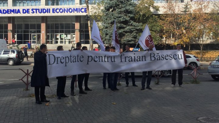 Members of PUN party organized a flashmob to support the citizenship of Traian Basescu