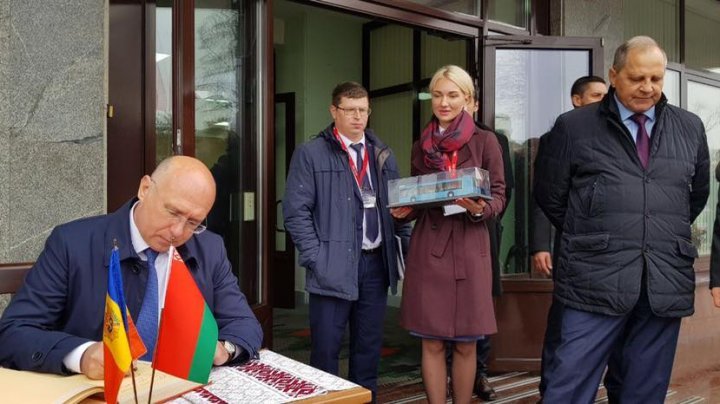 Prime Minister Pavel Filip visited MAZ Company from Belarus and received a gift from director of Company