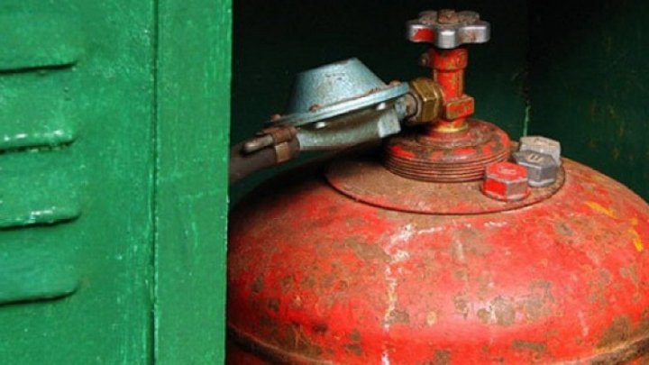 THOROUGH CHECKS. Members of special commissions from City Hall start controlling the blocks in which gas cylinders are used