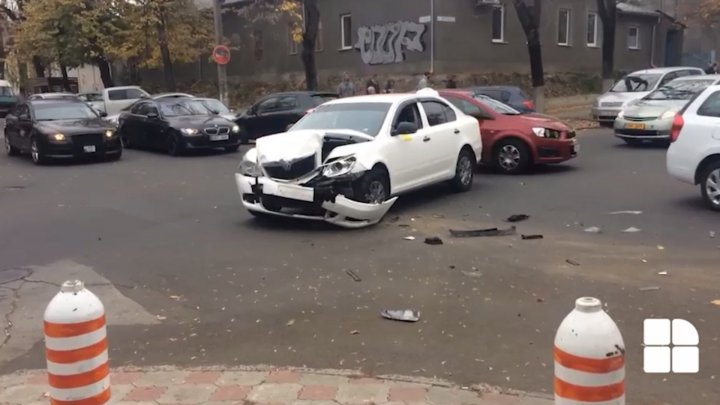 Accident in center of Capital. A taxi collided violently with a car