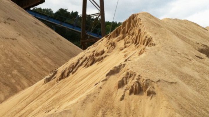 A man from Cahul district was caught under a huge sandy shore. Three teams of rescuers are looking for the man